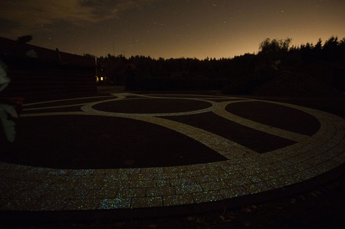 Kostka brukowa, która rozświetla ogród nocą